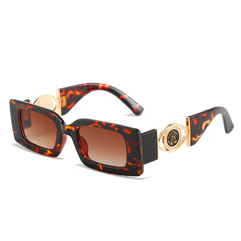 Dames Zonnebril met Vierkant Montuur en Goudkleurig Medaillon | Letta