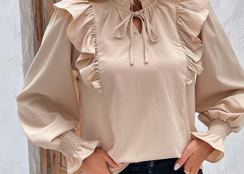 Dames Stijlvolle Romantische Beige Blouse met Ruches | Hella