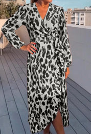 Dames Panterprint Midi Jurk met V-hals en Tailleceintuur | Nalay