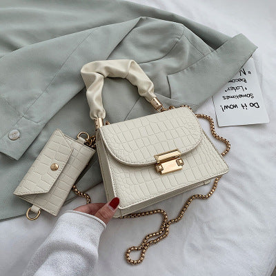 Dames Compacte Schoudertas met Ketting en Geplooide Handgreep | Ladeo