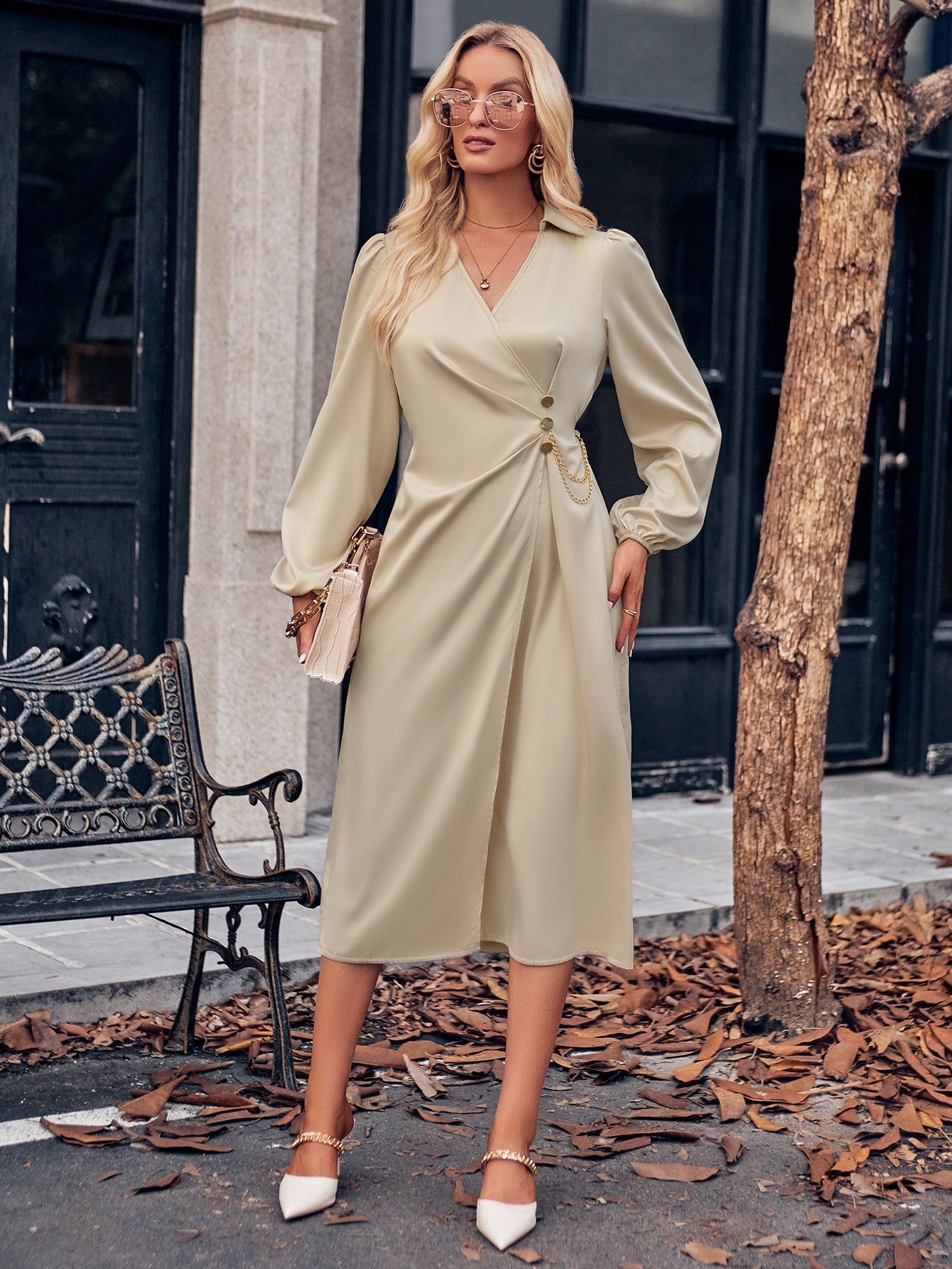 Dames Elegante Midi Jurk met V-hals, Tailleaccent en Ketting Detail | Neza