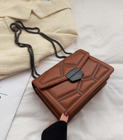 Dames Trendy Crossbody Tas met Stud Details en Ketting | Linda
