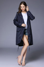 Dames Stijlvolle Waterafstotende Regenjas met Trekkoord en Mini Polkadot Print | Bezenia