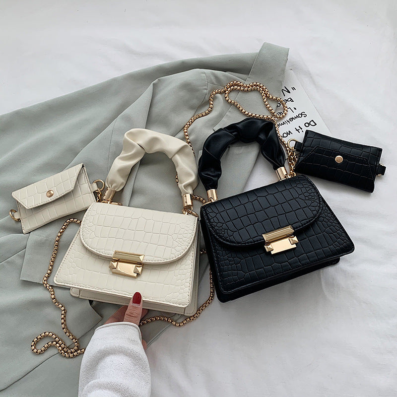 Dames Compacte Schoudertas met Ketting en Geplooide Handgreep | Ladeo