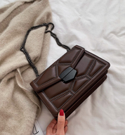Dames Trendy Crossbody Tas met Stud Details en Ketting | Linda
