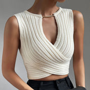 Dames Witte Gebreide Cross Top | Elegante Mouwloze V-Hals Top Met Gedrapeerd Detail | Gerisha