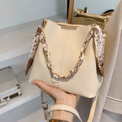 Dames Trendy Veelzijdige Zomerse Crossbody Schoudertas met Ketting Detail | Lini