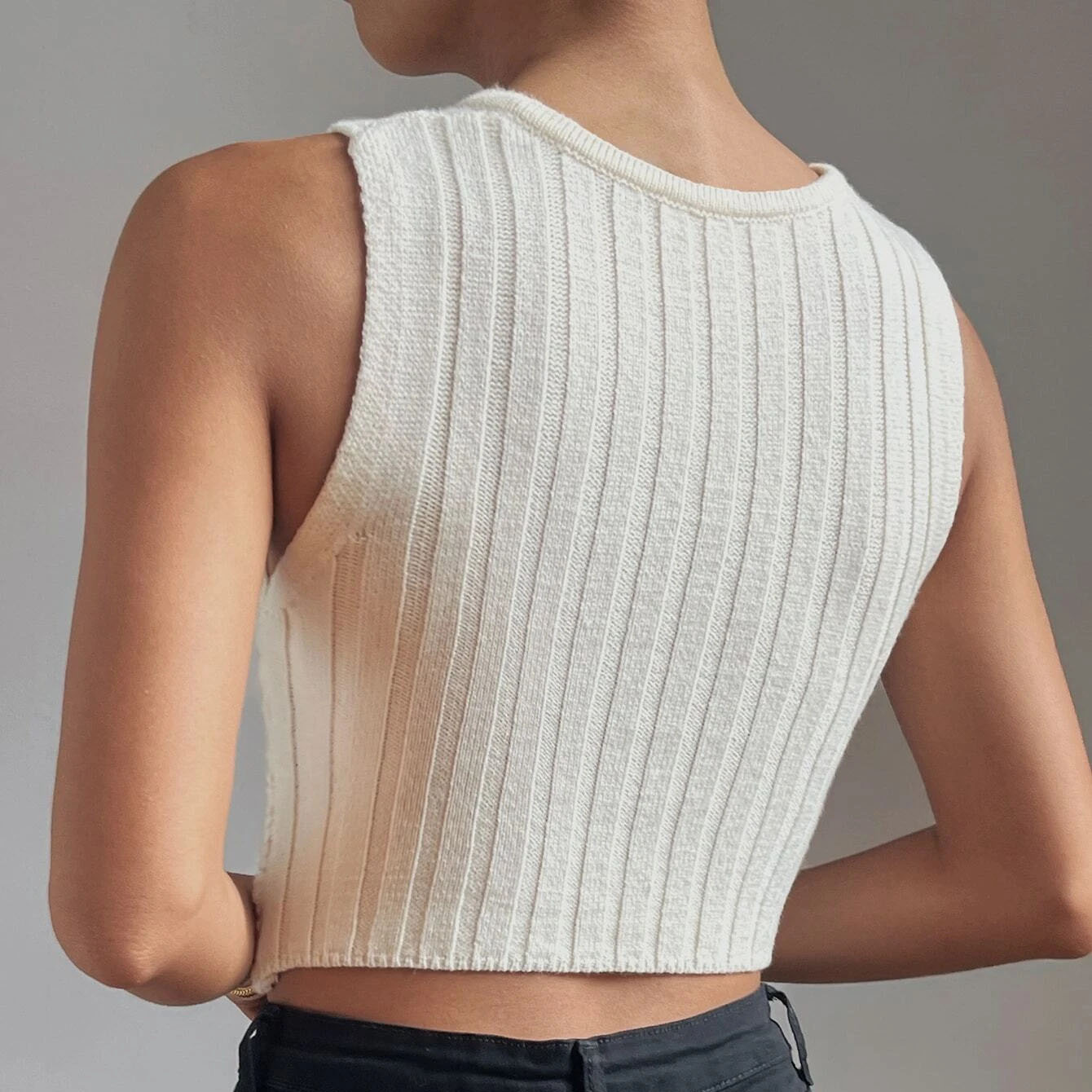 Dames Witte Gebreide Cross Top | Elegante Mouwloze V-Hals Top Met Gedrapeerd Detail | Gerisha