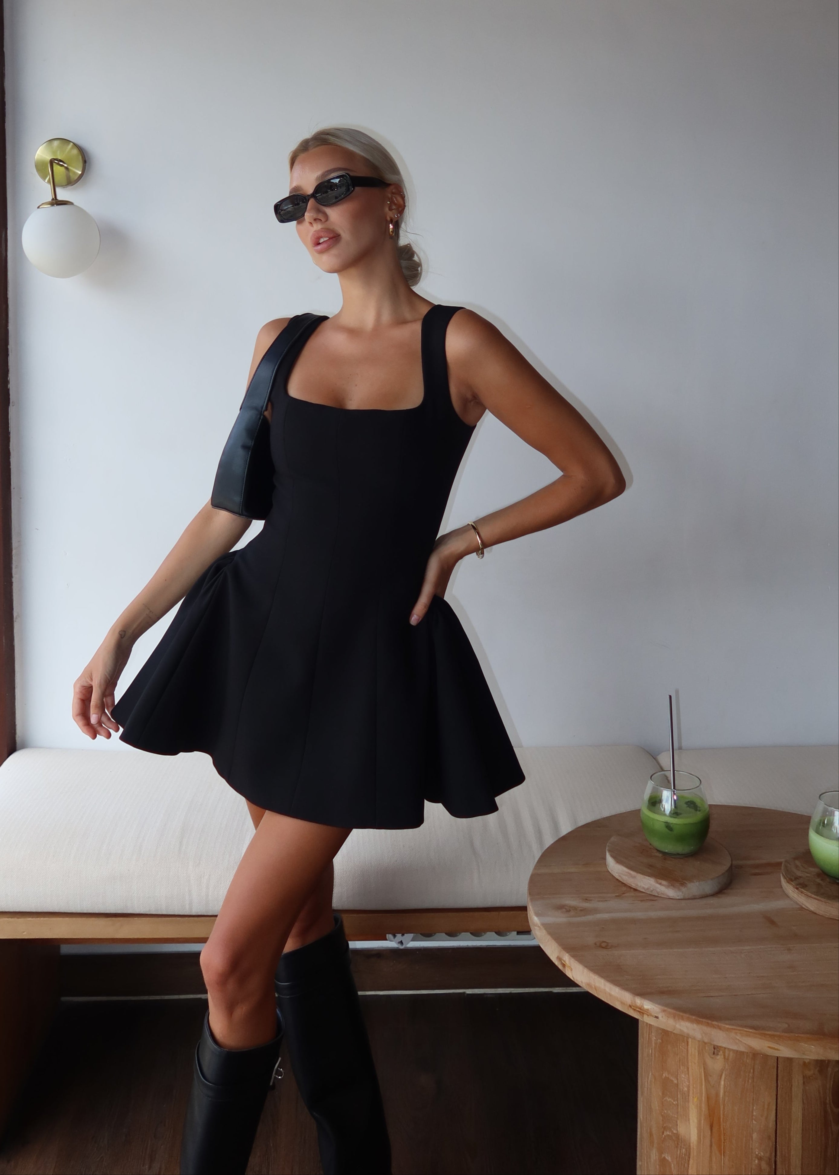 Dames Elegante Mini Jurk met Vierkante Halslijn | Getailleerde A-lijn Jurk voor een Vrouwelijke Look | Gida
