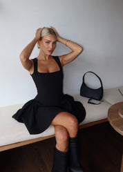 Dames Elegante Mini Jurk met Vierkante Halslijn | Getailleerde A-lijn Jurk voor een Vrouwelijke Look | Gida