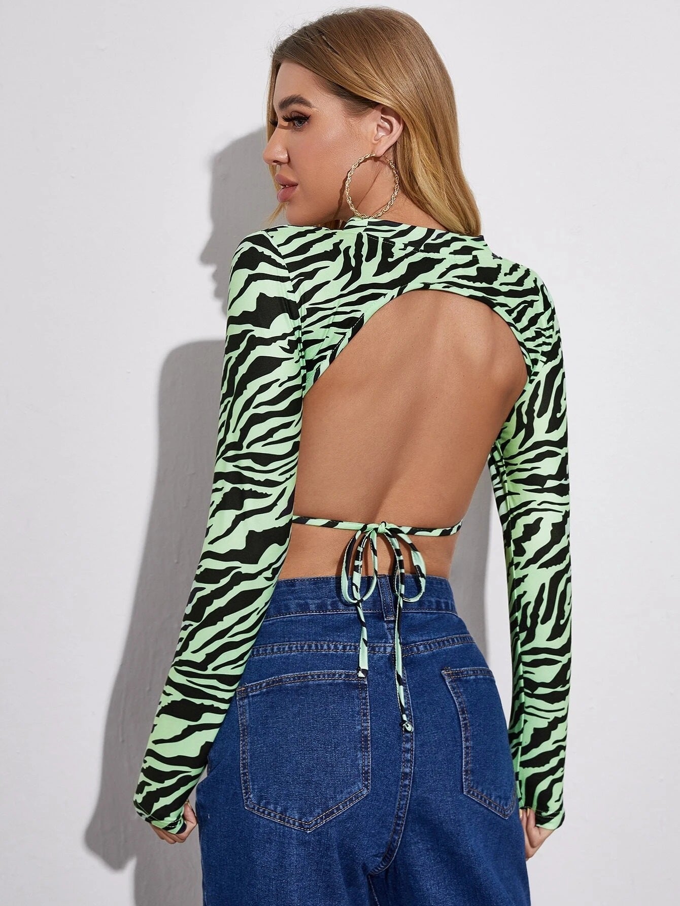 Dames Tijgerprint Crop Top met Open Rug en Cut-Out Detail | Gurilia