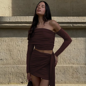 Dames Tweedelige Set met Off-Shoulder Top en Plooien Mini Rok | Trendy, Verleidelijk en Slim Fit | Genaya