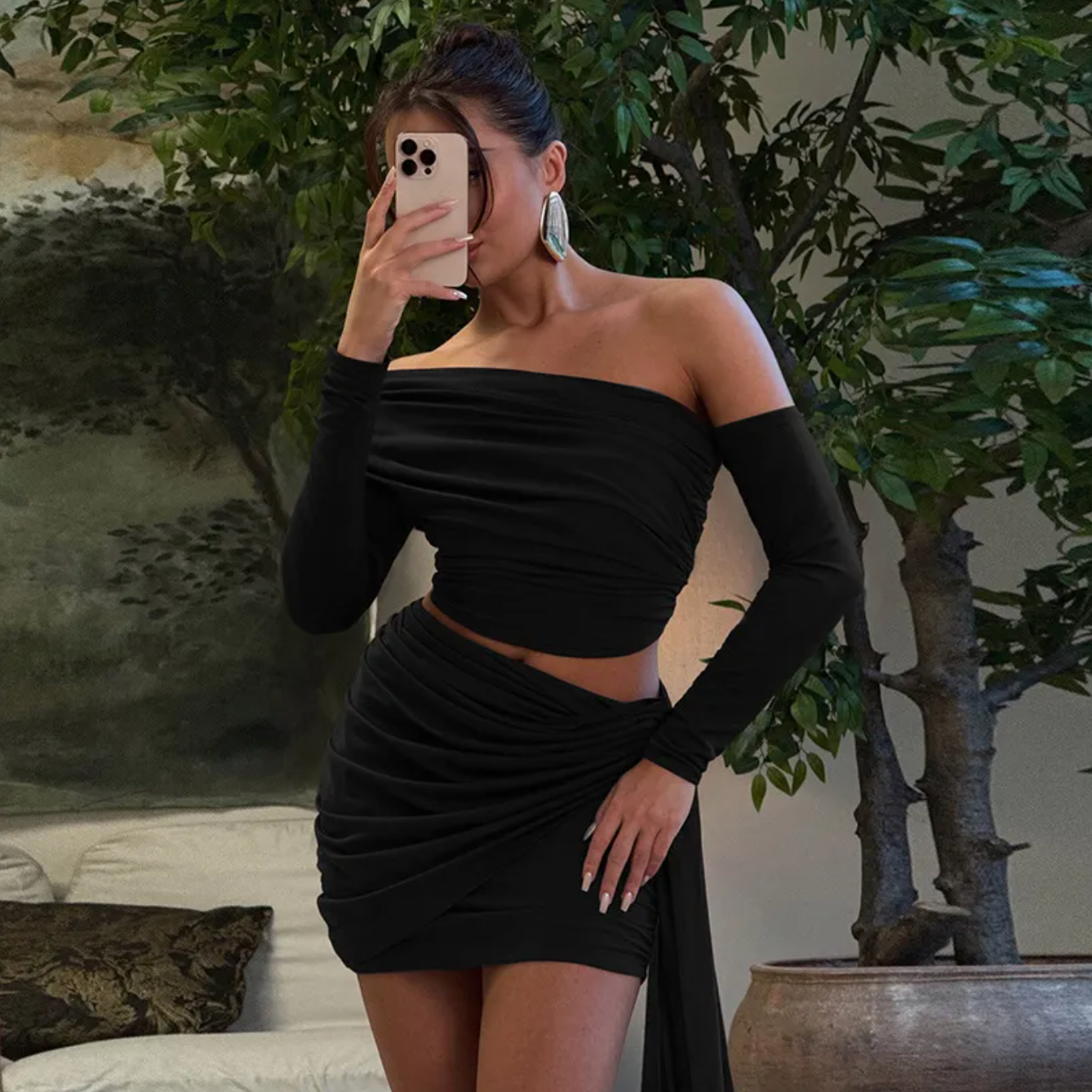 Dames Tweedelige Set met Off-Shoulder Top en Plooien Mini Rok | Trendy, Verleidelijk en Slim Fit | Genaya