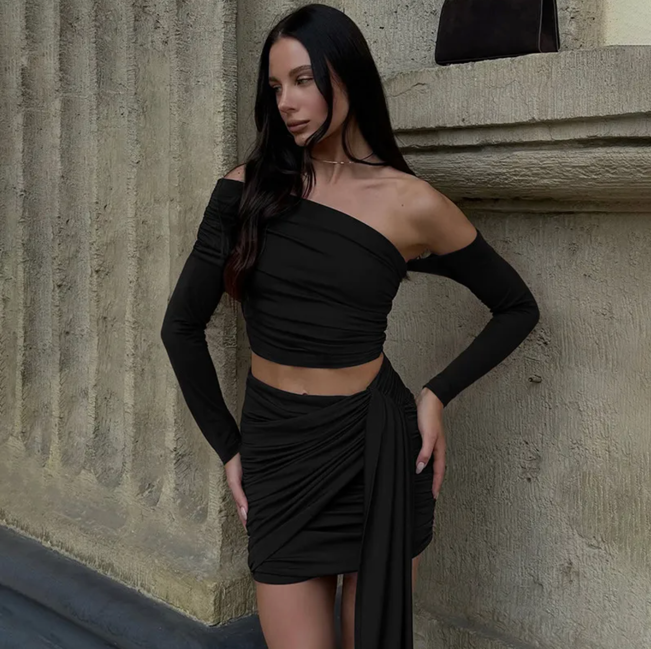 Dames Tweedelige Set met Off-Shoulder Top en Plooien Mini Rok | Trendy, Verleidelijk en Slim Fit | Genaya