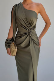 Dames One-Shoulder Satijnen Maxi Jurk met Split | Luxe Glans & Verleidelijke Elegantie | Glammy