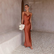 Dames Elegante Satijnen Look Maxi Jurk met Open Rug | Trendy, Luxe en Vrouwelijk | Gosepa