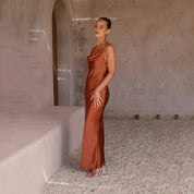 Dames Elegante Satijnen Look Maxi Jurk met Open Rug | Trendy, Luxe en Vrouwelijk | Gosepa