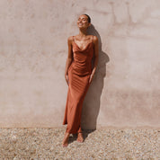 Dames Elegante Satijnen Look Maxi Jurk met Open Rug | Trendy, Luxe en Vrouwelijk | Gosepa
