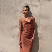 Dames Elegante Satijnen Look Maxi Jurk met Open Rug | Trendy, Luxe en Vrouwelijk | Gosepa