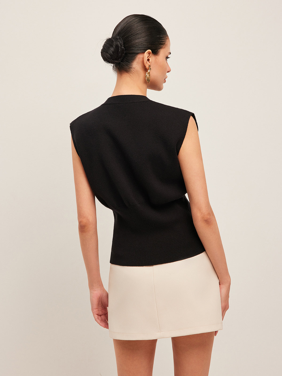 Dames Stijlvolle Gebreide Gilet met V-Hals en Luxe Knoop detail | Gwenn