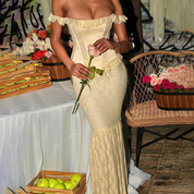 Jayda | Elegante Off-Shoulder Kant Maxi Jurk Met Corset Detail