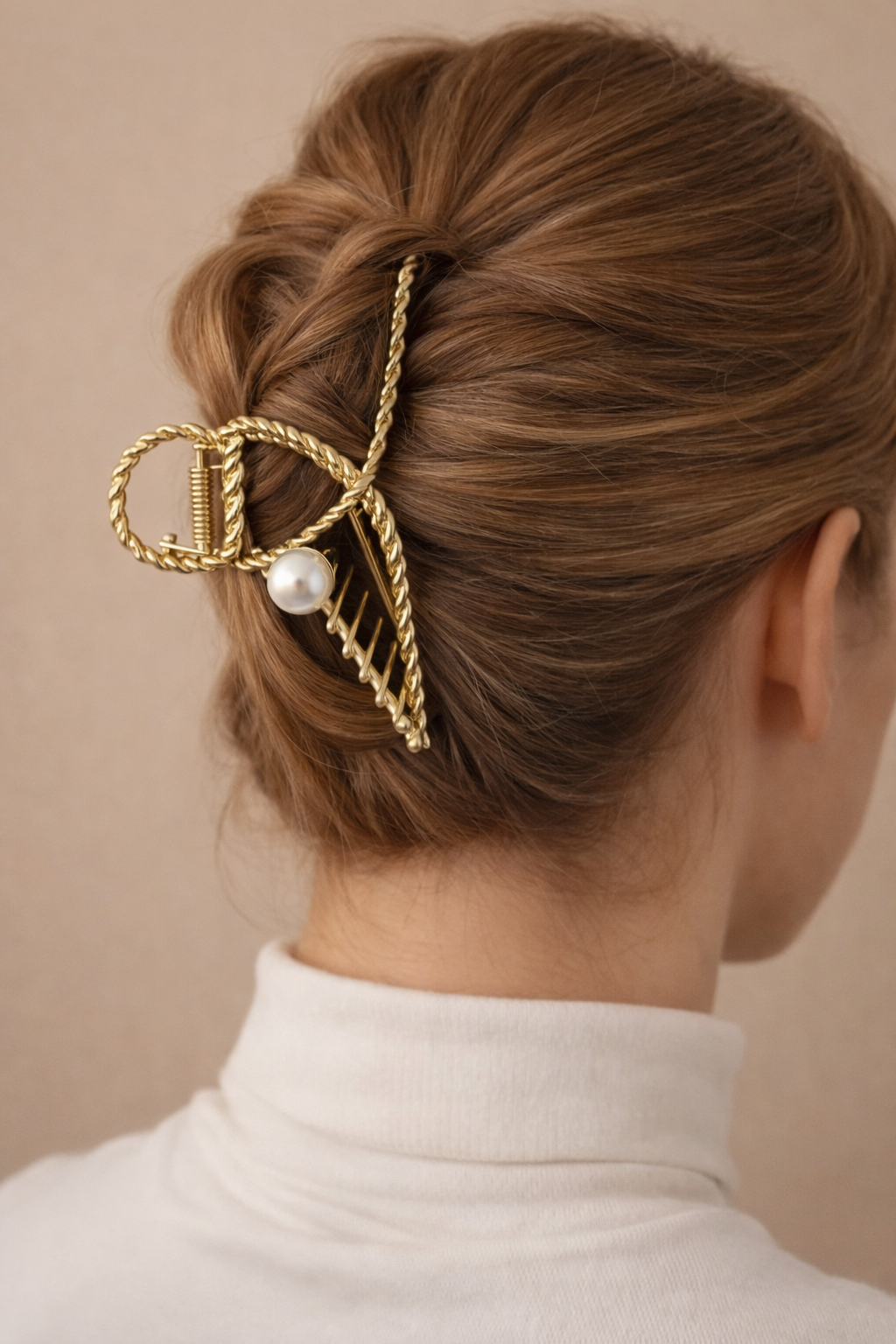 Dames Trendy Haarclip met Gedraaid Metaal en Parel | Lincy