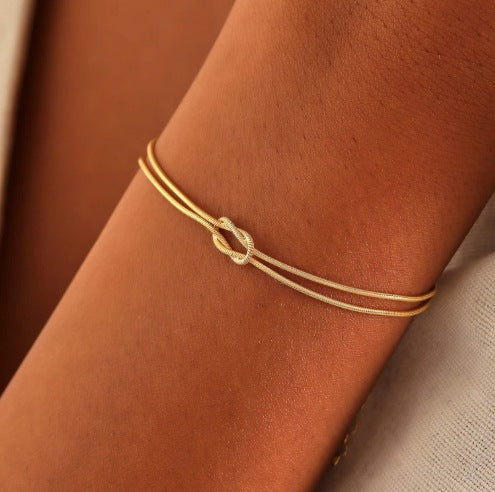 Dames Minimalistische Roestvrij Staal Armband met Liefdesknoop Detail | Leona