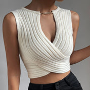 Dames Witte Gebreide Cross Top | Elegante Mouwloze V-Hals Top Met Gedrapeerd Detail | Gerisha