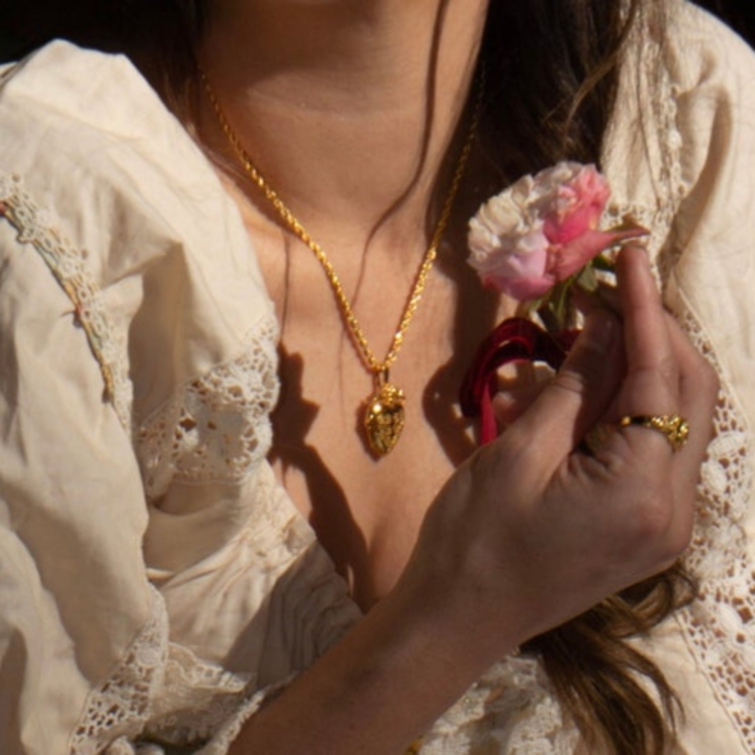 Dames Hartvormige Medaillon Ketting met Bloemendetail | Laela